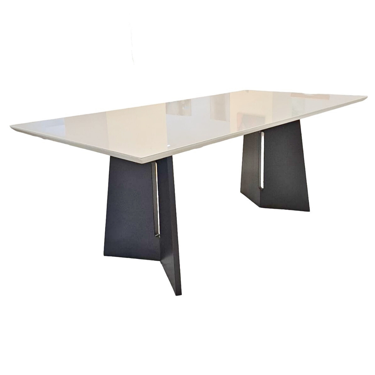 7c6489c71bd73b226a7533e01bb1524d.jpg MESA ALICE 2,00 X 1,00 MADEIRA COR PRETA VIDRO OFF WHITE - Imagem 1